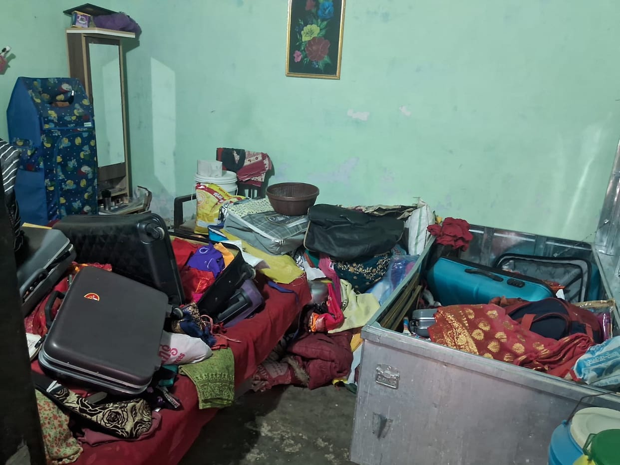 Two houses were burgled, and lakhs of rupees and jewellery were stolen.