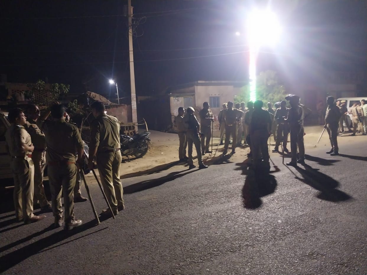 Stones were pelted at the police team that arrived to stop a fight between two groups in Menhdawal.