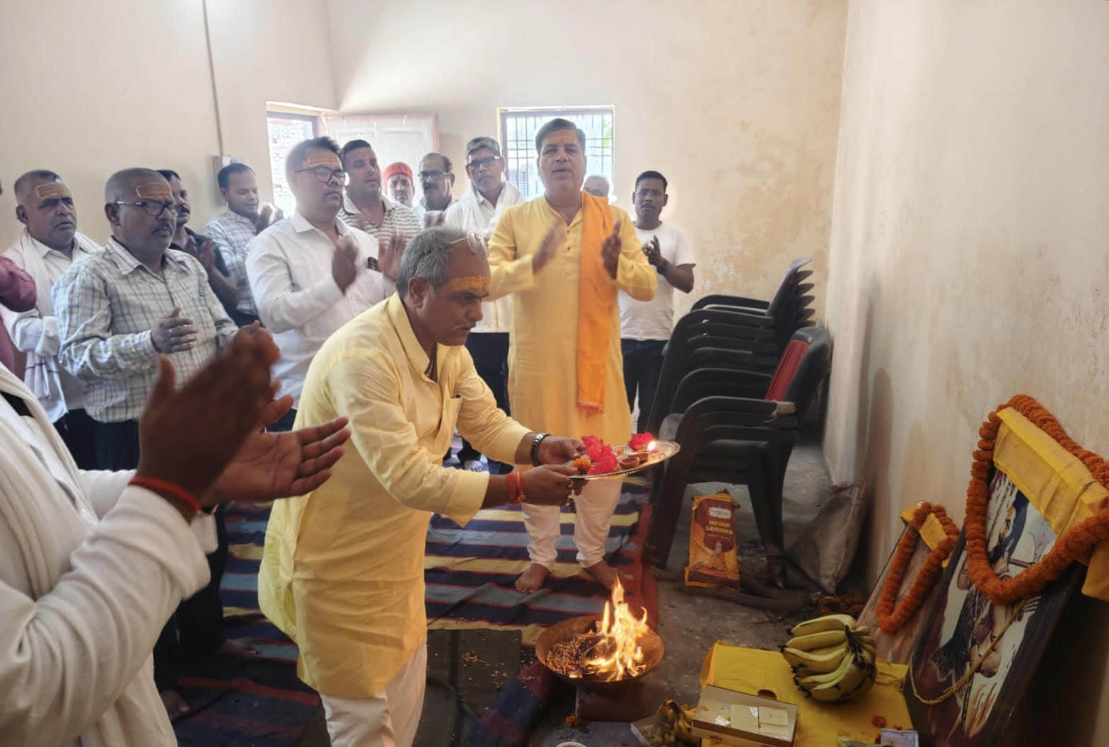 ओबरा के ब्राह्मण समाज भवन पर पूजन अर्चन करते ब्राह्मण समाज के लोग।