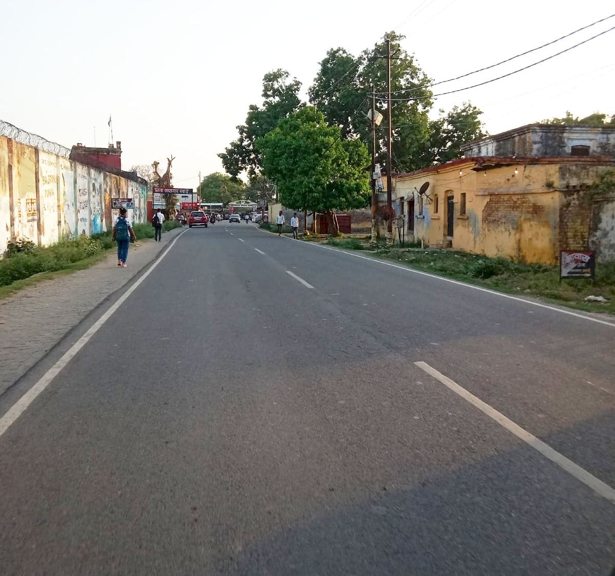 Mercury hits 40 degrees; roads remain deserted in the afternoon.