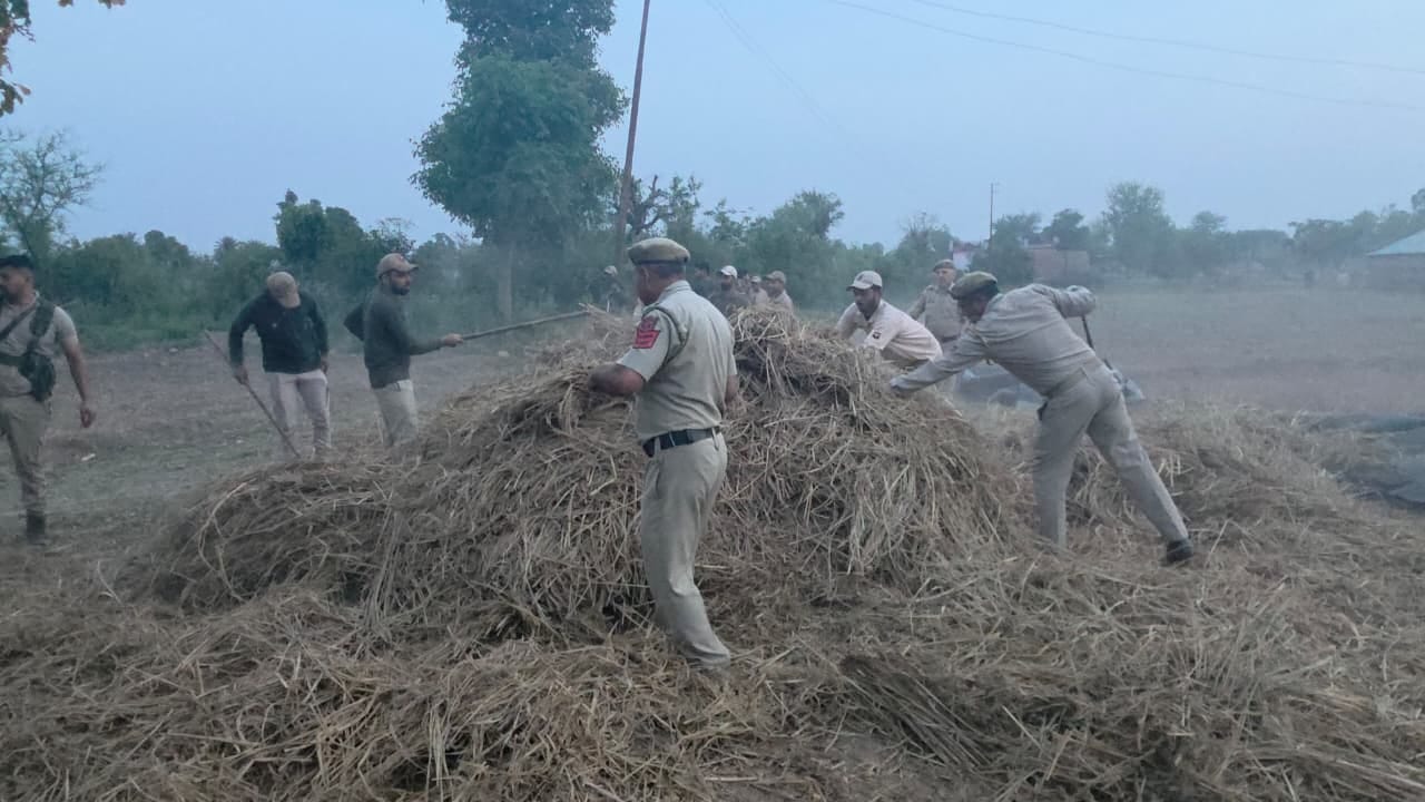 पुलिस ने नशे के हॉट स्पॉट इलाकों में देर शाम दी दबिश