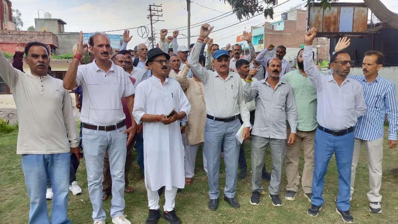 प्रदूषण और अन्य समस्याओं को लेकर जिला सचिवालय में प्रदर्शन करते लोगसंवाद