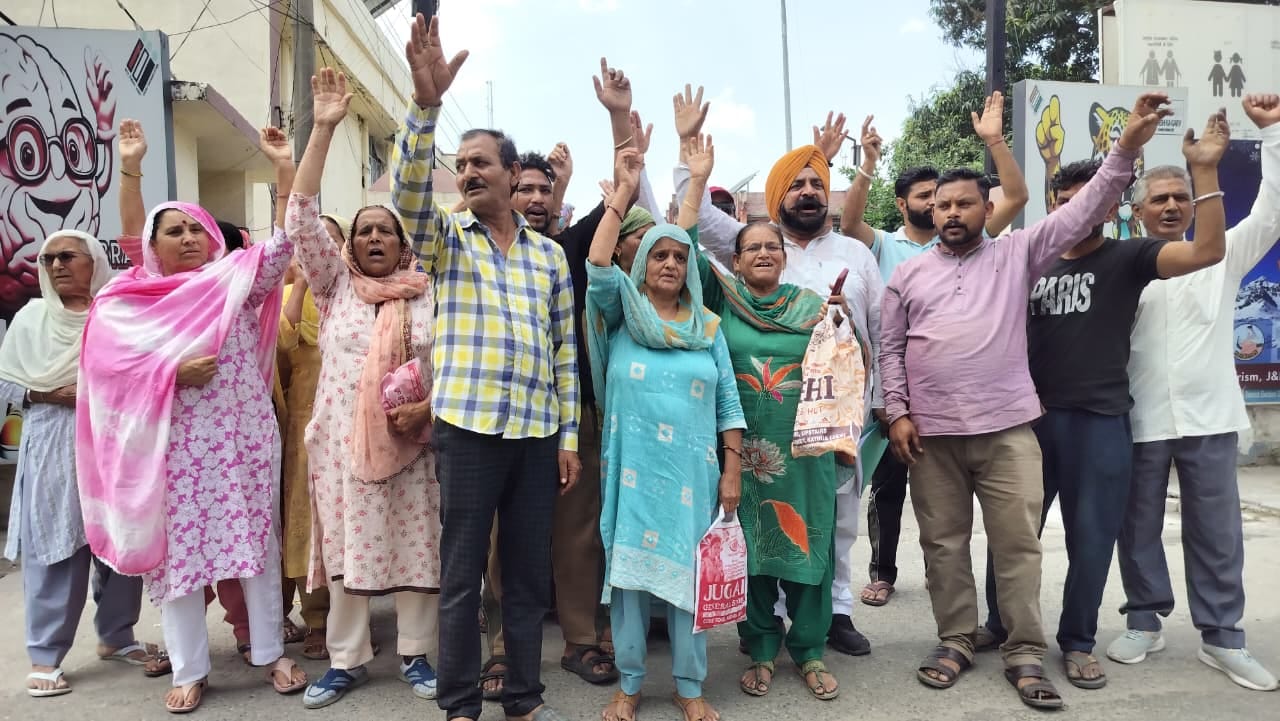 राशन की समस्या को लेकर जिला सचिवालय के बाहर प्रदर्शन करते लोगसंवाद