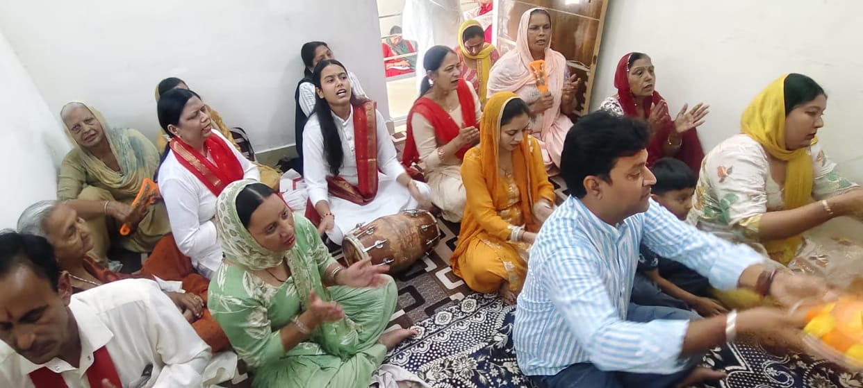 Devotees performed a collective Aarti after reciting the Durga Chalisa