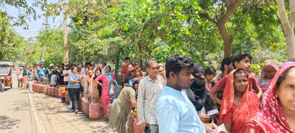 Long queues of gas customers