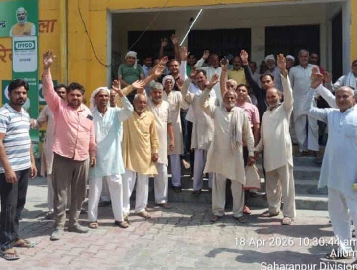 Farmers furious over fertilizer crisis, create ruckus at cooperative society