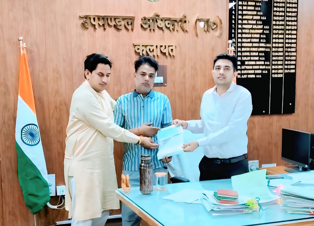 SDM handed over a cheque of Rs 1 lakh to Amit who lost four buffaloes.
