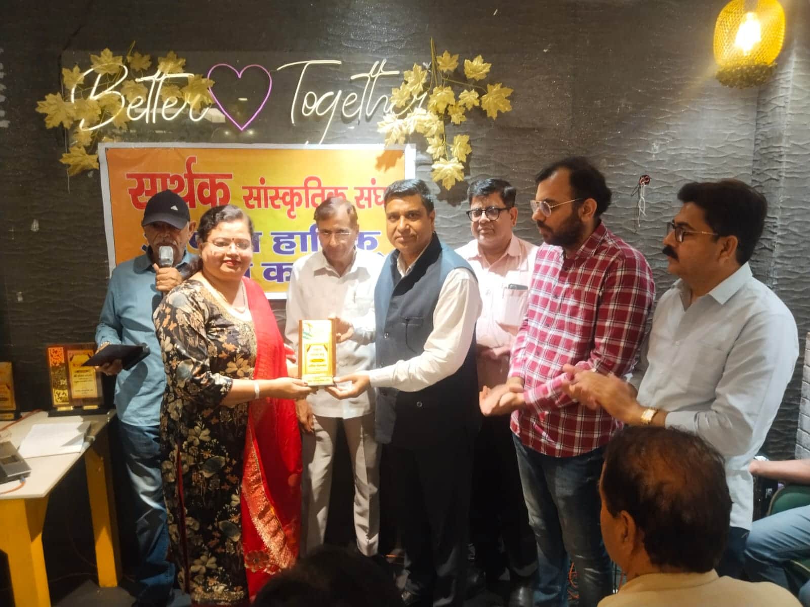 सार्थक सांस्कृतिक संघ की ओर से आयोजित कार्यक्रम में कलाकार को सम्मानित करते  राज्य सूचना आयुक्त