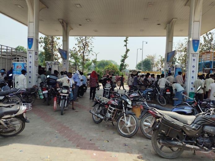 Dhaurahra's fuel is being consumed outside... four tankers cleaned in two days