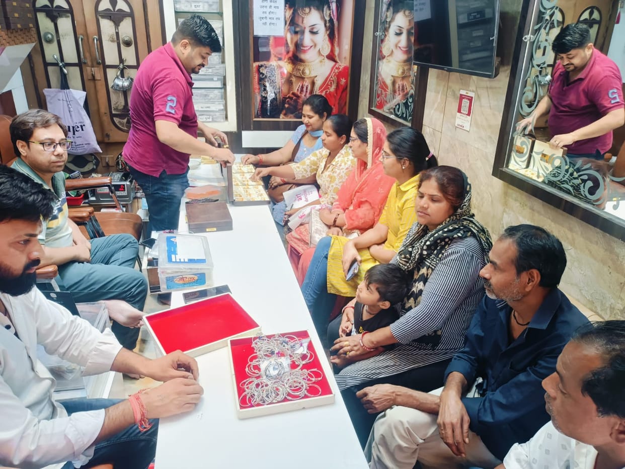 Women are liking Mumbai design fancy jewellery