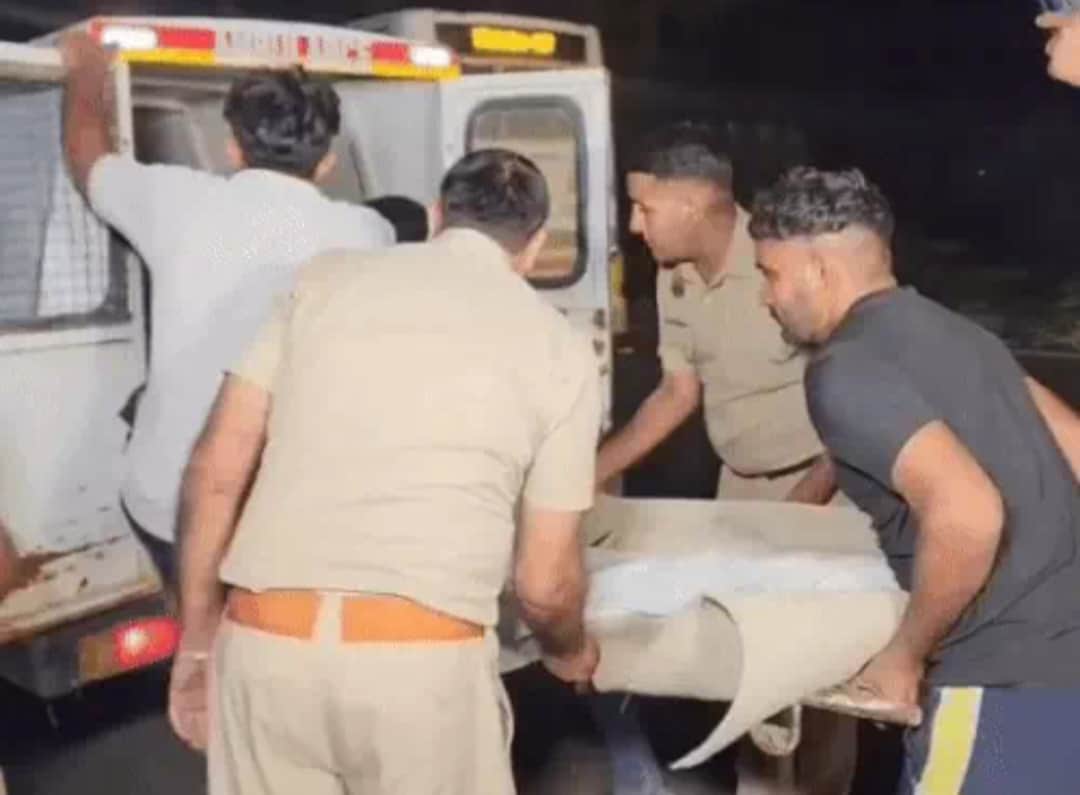 शव को कब्ज़े में लेती पुलिस स्वयं