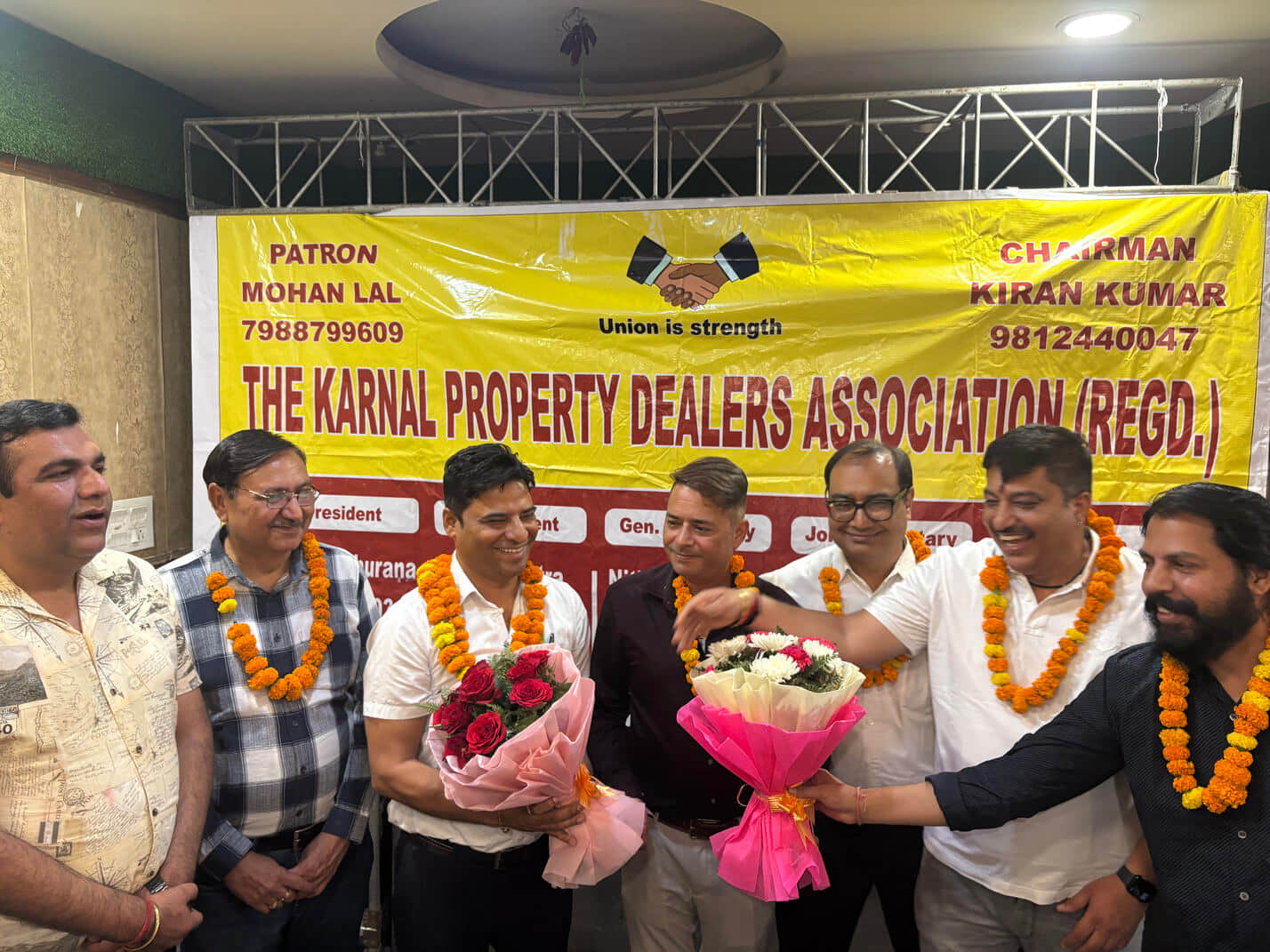  द करनाल प्रोपर्टी डीलर एसोसिएशन के प्रधान बने  किरण कुमार कांबोज को बधाई देते सदस्य। स्वयं