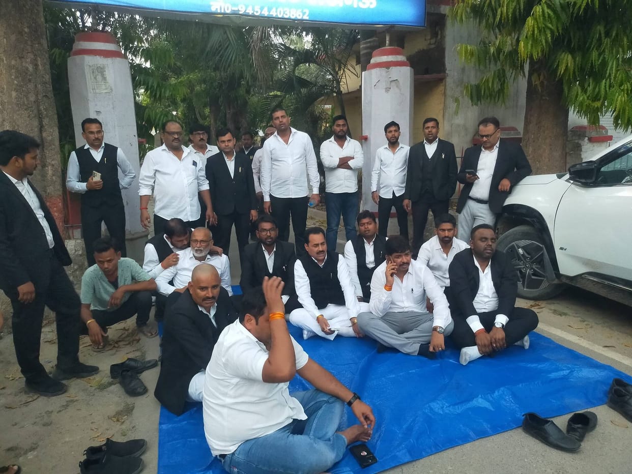 Angered by the one-sided action, lawyers staged a sit-in outside Malihabad police station