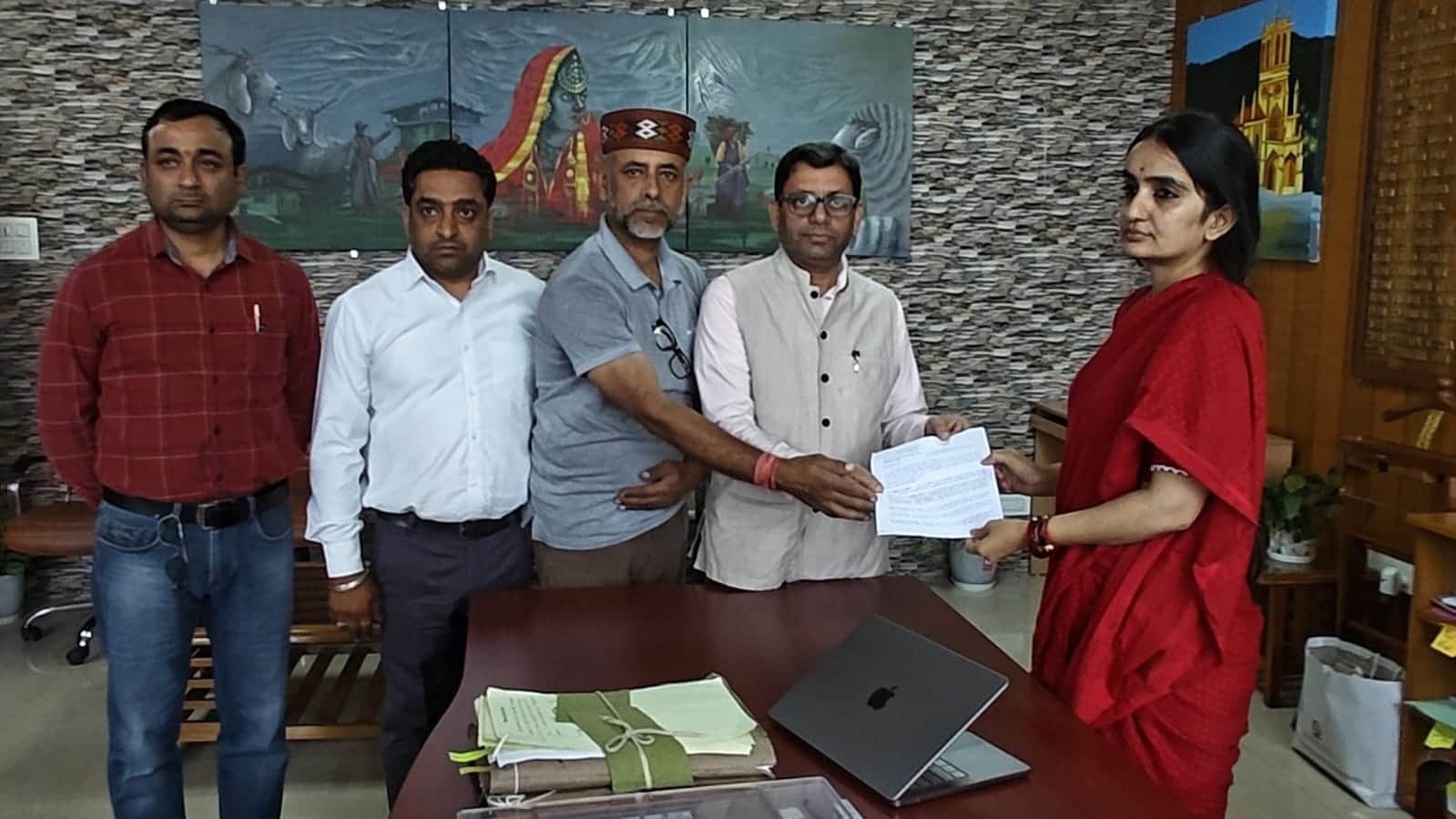 विश्व हिंदू परिषद के पदाधिकारी उपायुक्त हमीरपुर को ज्ञापन सौंपते हुए। स्रोत : परिषद