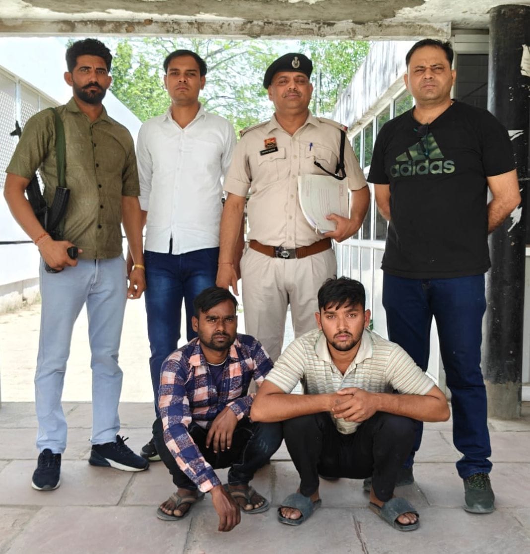 TwTwo Accused Arrested for Withdrawing Money by Swapping Debit Cardso Accused Arrested for Withdrawing Money by Swapping Debit Cards