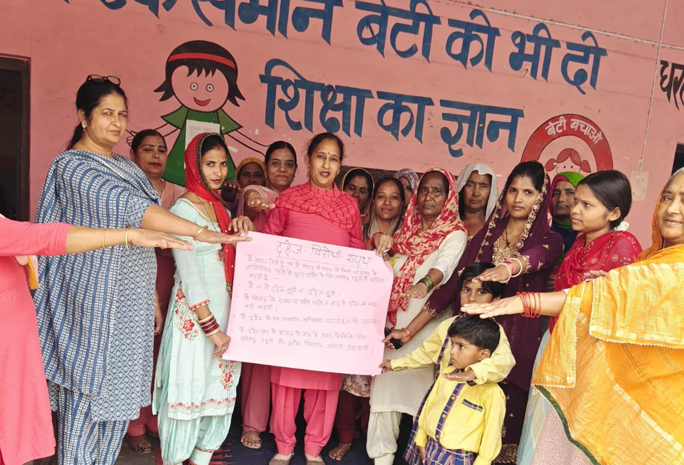 आंगनबाड़ी केंद्र नाहरपुर में पोष्टिक भोजन लेने की शपथ लेतीं महिलाएं। विभाग