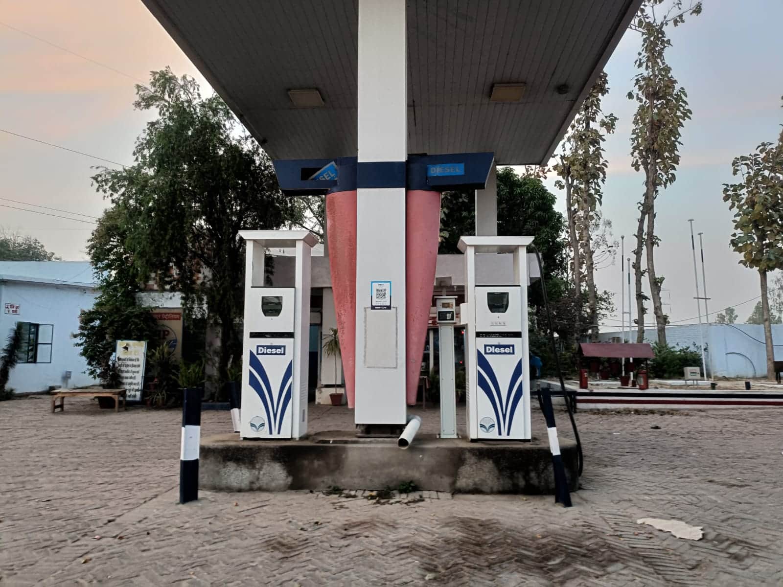 अकबरपुर-अयोध्या मार्ग पर डीजल पेट्रोल न होने के कारण पंप पर सोमवार शाम को पसरा सन्नाटा। संवाद