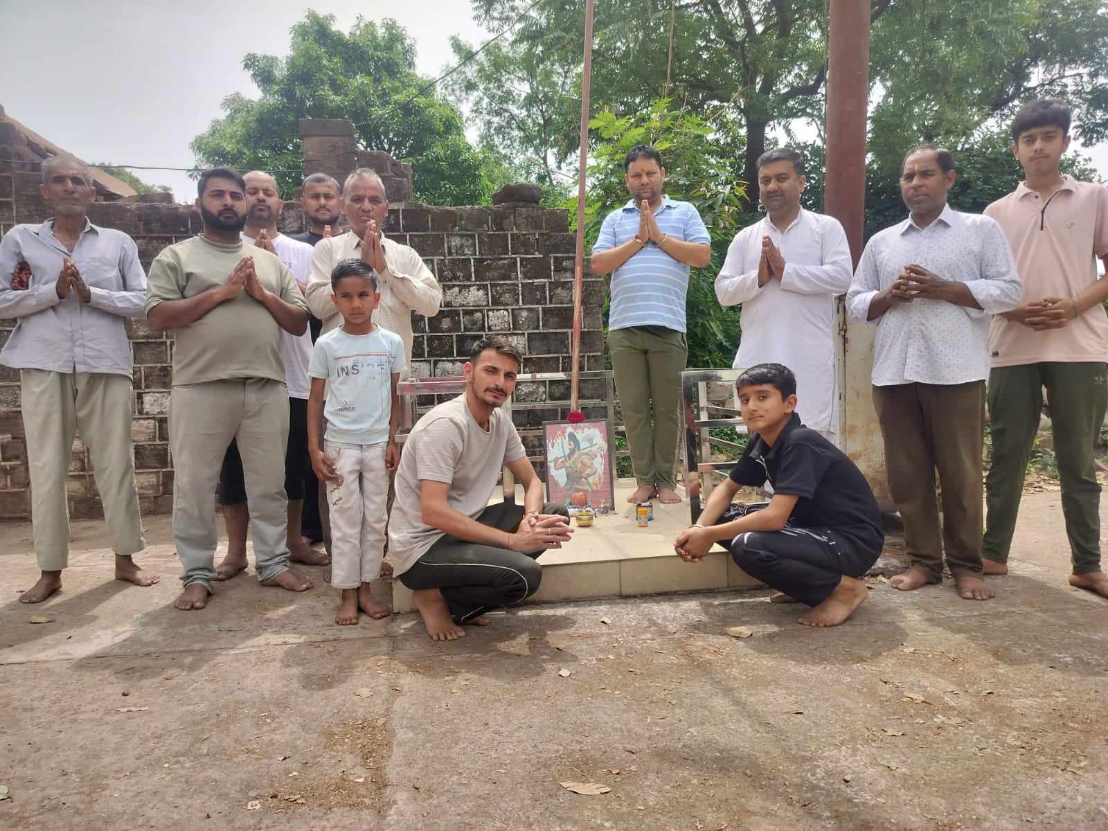 अक्षय तृतीया के उपलक्ष पर किशनपुर गांव में भगवान परशुराम की पूजा करते लोग। स्रोत संवाद।