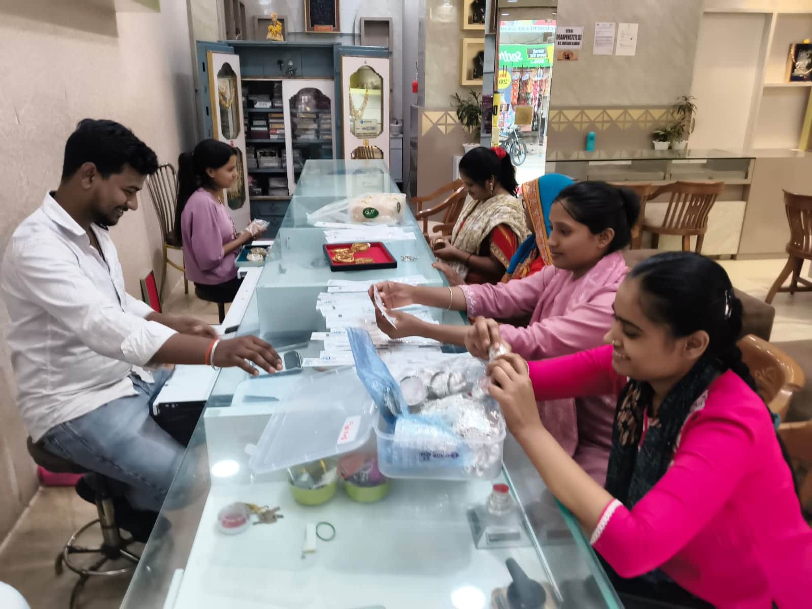 अक्षय तृतीया पर आभूषण की खरीदारी करते लोग। -