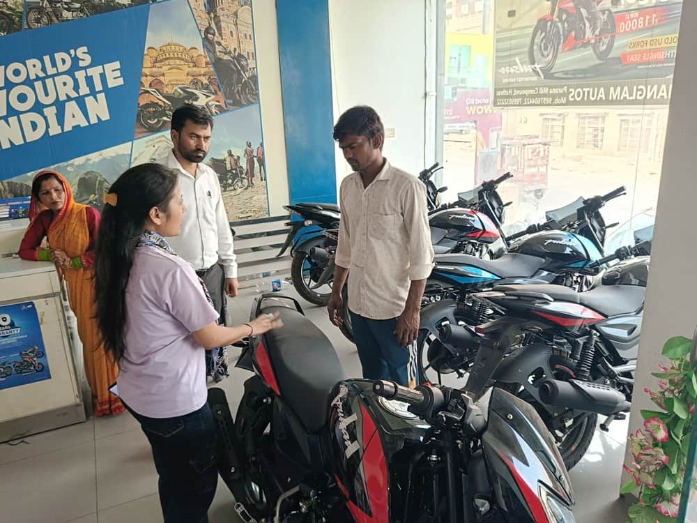 अक्षय तृतीया पर खरीदारी करते ग्राहक। संवाद