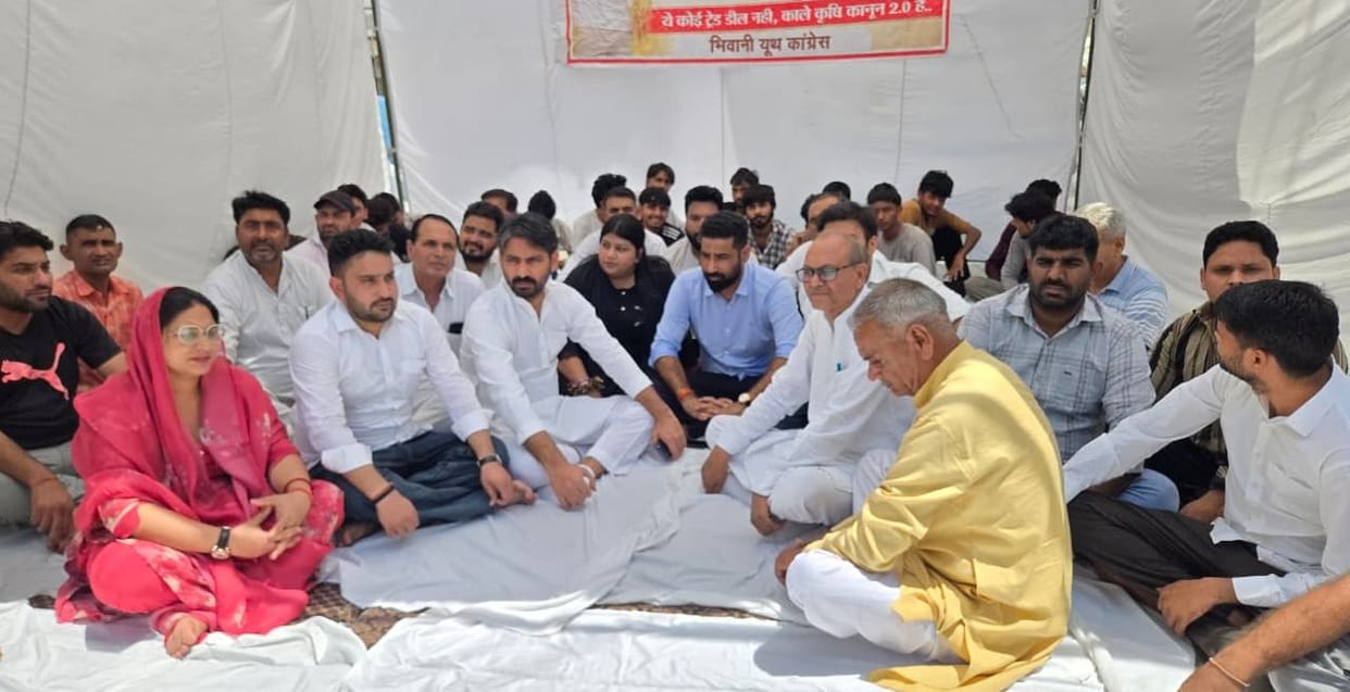 Congress staged a sit-in protest against the US trade deal and demanded an MSP guarantee law.