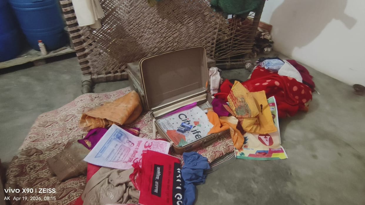 The family was sleeping, jewellery and cash worth lakhs stolen from three houses.