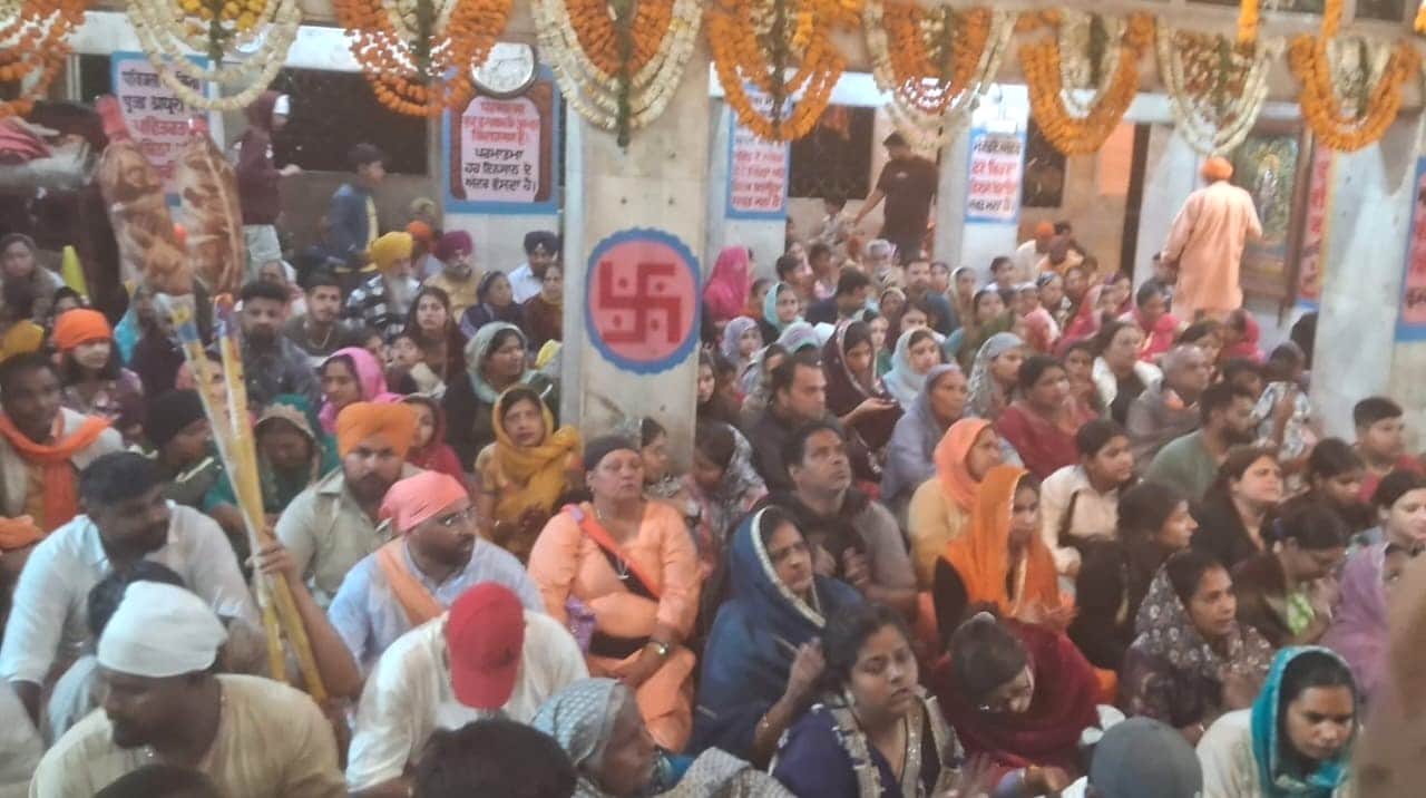 बाबा बानक नाथ मंदिर दियोटसिद्ध में दर्शनों के बाद कीर्तन करते श्रद्धालु। संवाद