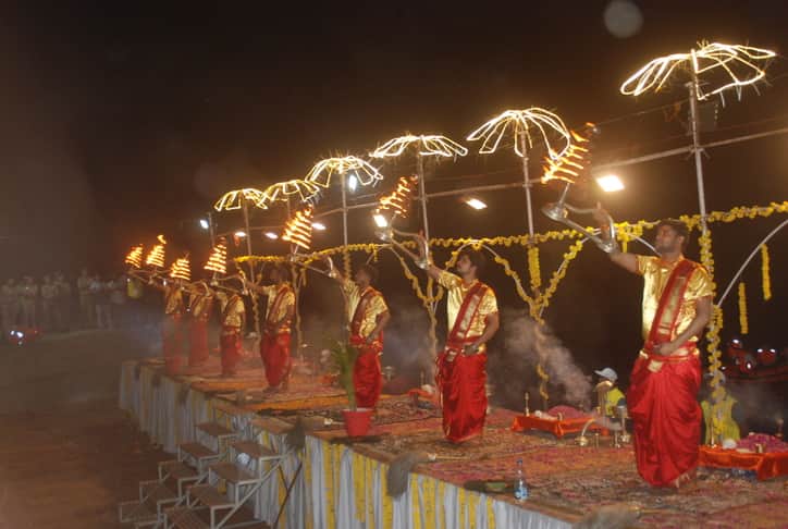 बागपत के पक्काघाट स्थित यमुना घाट पर महाआरती करते पुजारी। संवाद