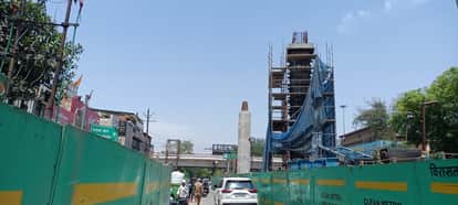 भगवान टॉकीज चौराहा पर बन रहा मेट्रो का एलिवेटेड ट्रैक। अमर उजाला