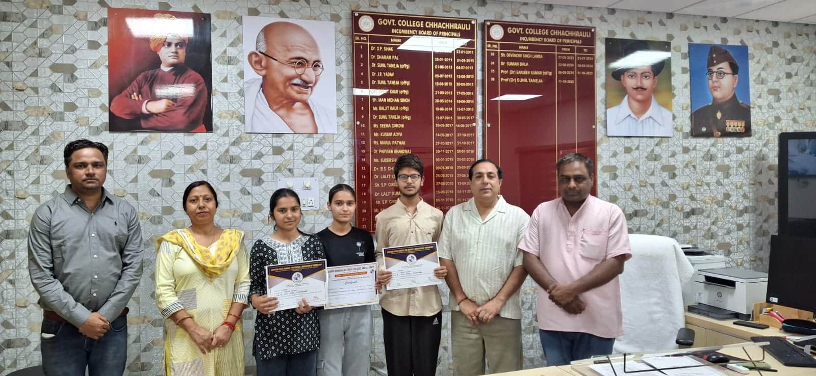 भाजपा नेता को पुष्पगुच्छ देते पासी समाज के प्रतिनिधिमंडल सदस्य। स्वयं