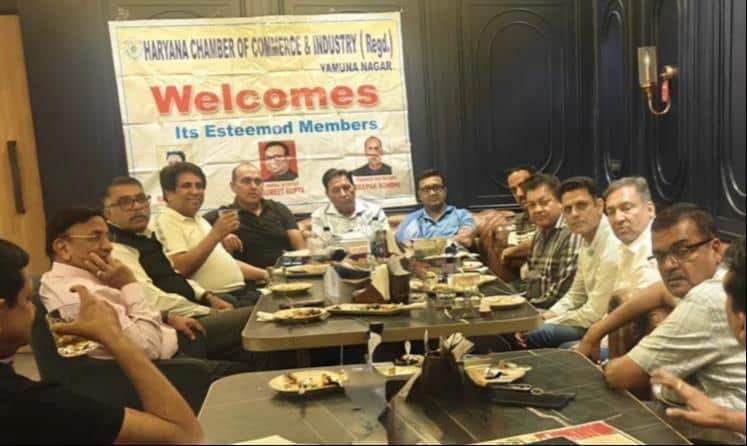 चैंबर ऑफ कॉमर्स की बैठक के दौरान चर्चा करते पदाधिकारी। संगठन