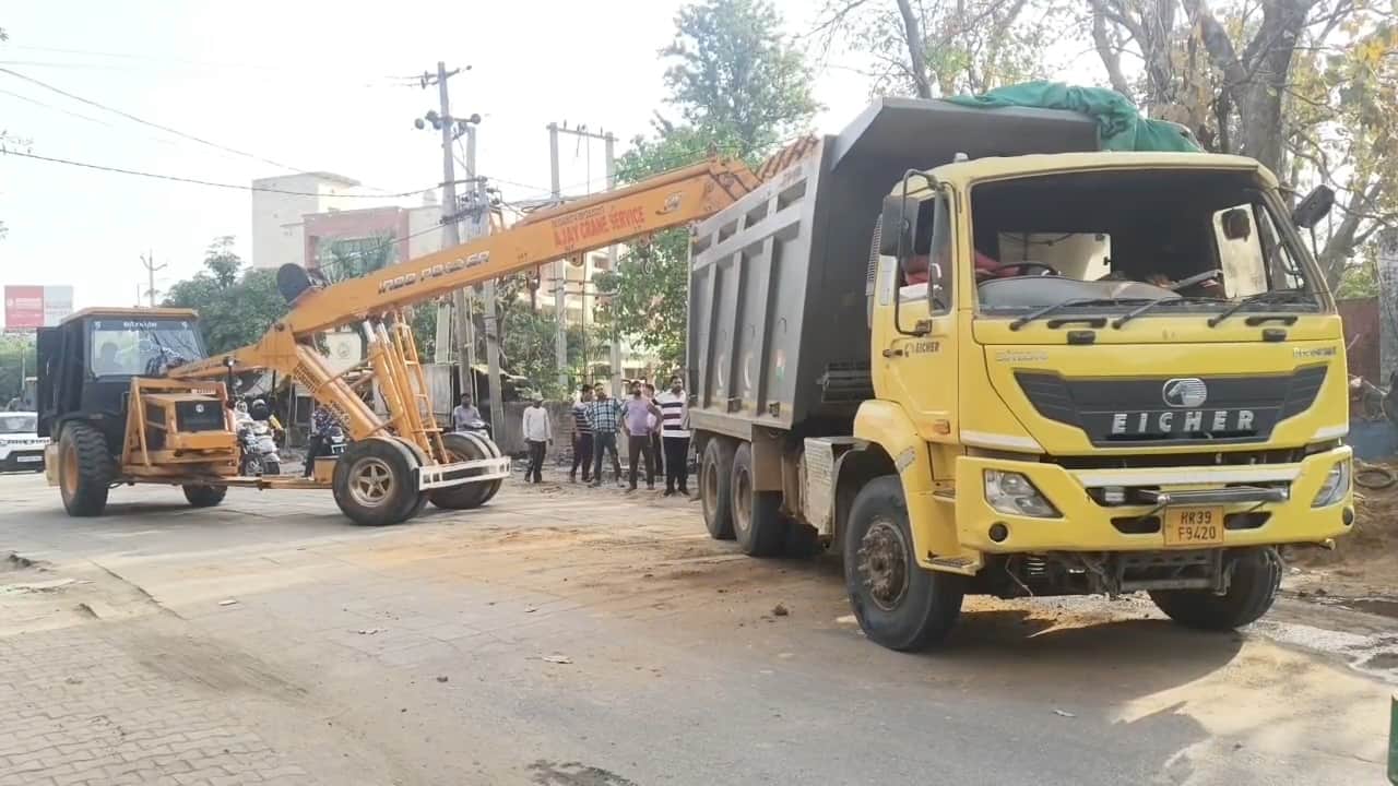 छछरौली बाजार में पलटे डंपर को सीधा करती क्रेन। संवाद