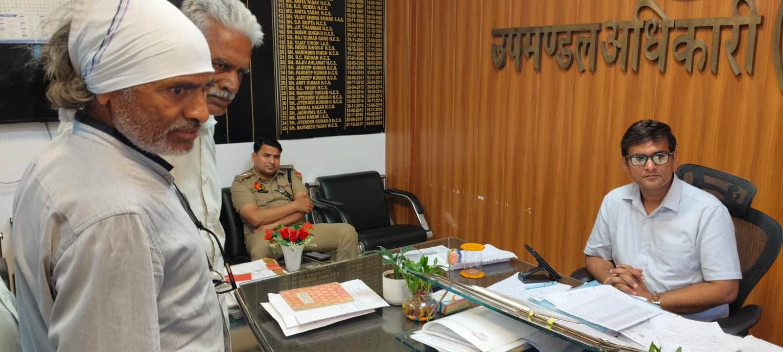 एसडीएम को शिकायत सुनाते लोग। स्रोत : प्रशासन