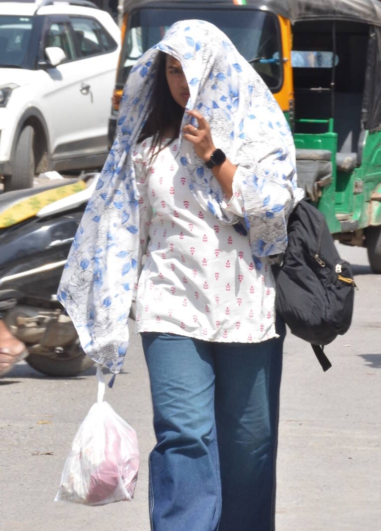 The scorching heat forced people to remain confined to their homes.