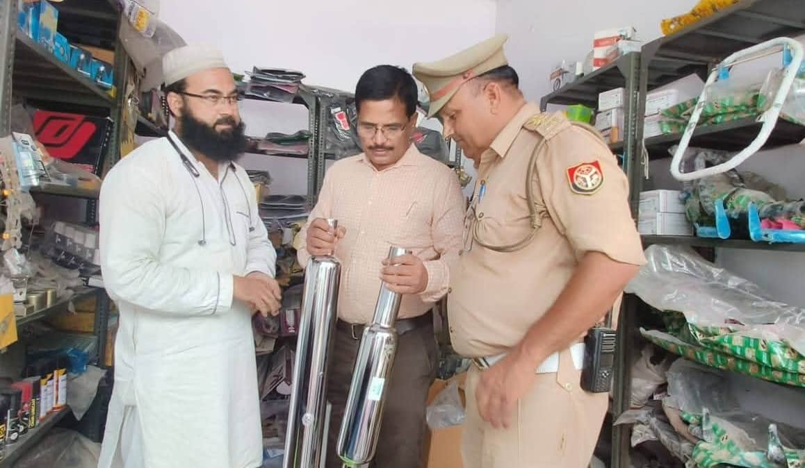 फोटो-12-बलरामपुर में ऑटो पार्ट्स की दुकान पर मोडिफाइड साइलेंसर की जांच करते एआरटीओ व यातायात  प