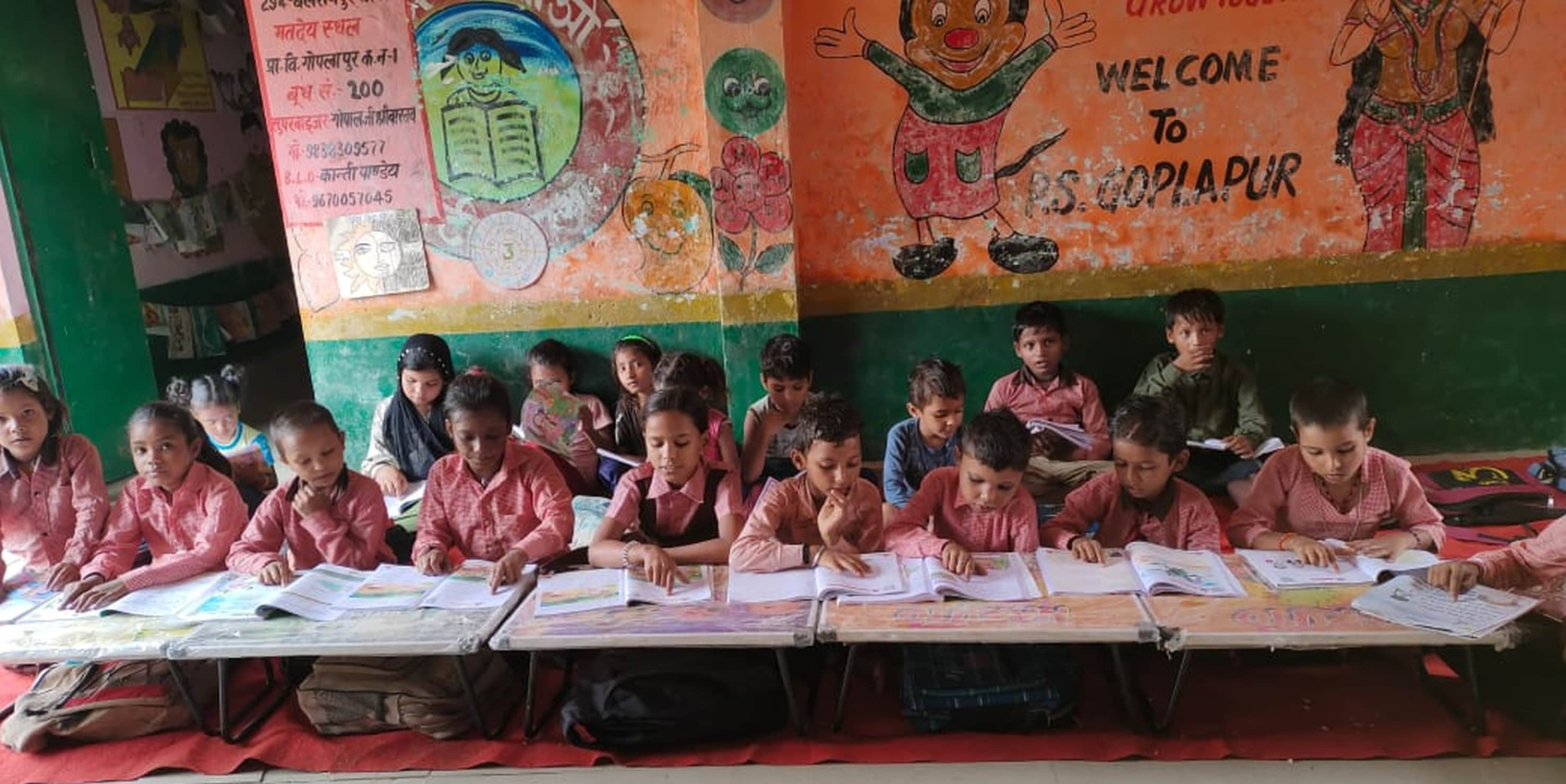 फोटो-16-बलरामपुर के परिषदीय विद्यालय में पढ़ाई करते विद्यार्थी ।-संवाद