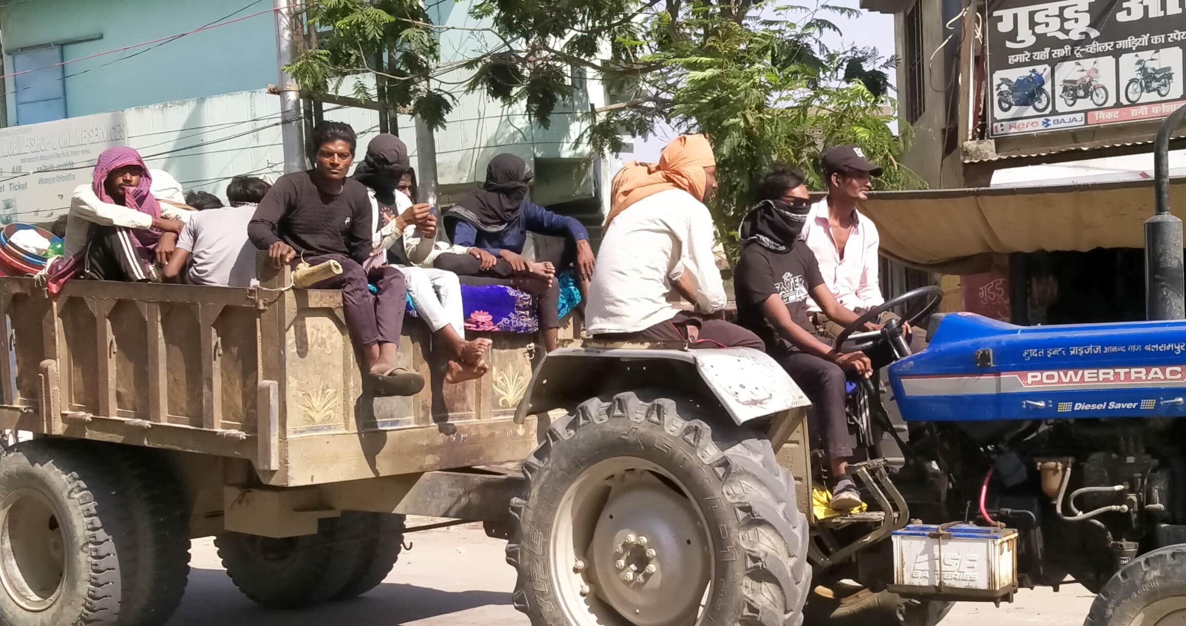 फोटो-17-बलरामपुर के गोंडा रोड धूप के बीच ट्रैक्टर-ट्राली से आवागमन करते लोग।-संवाद