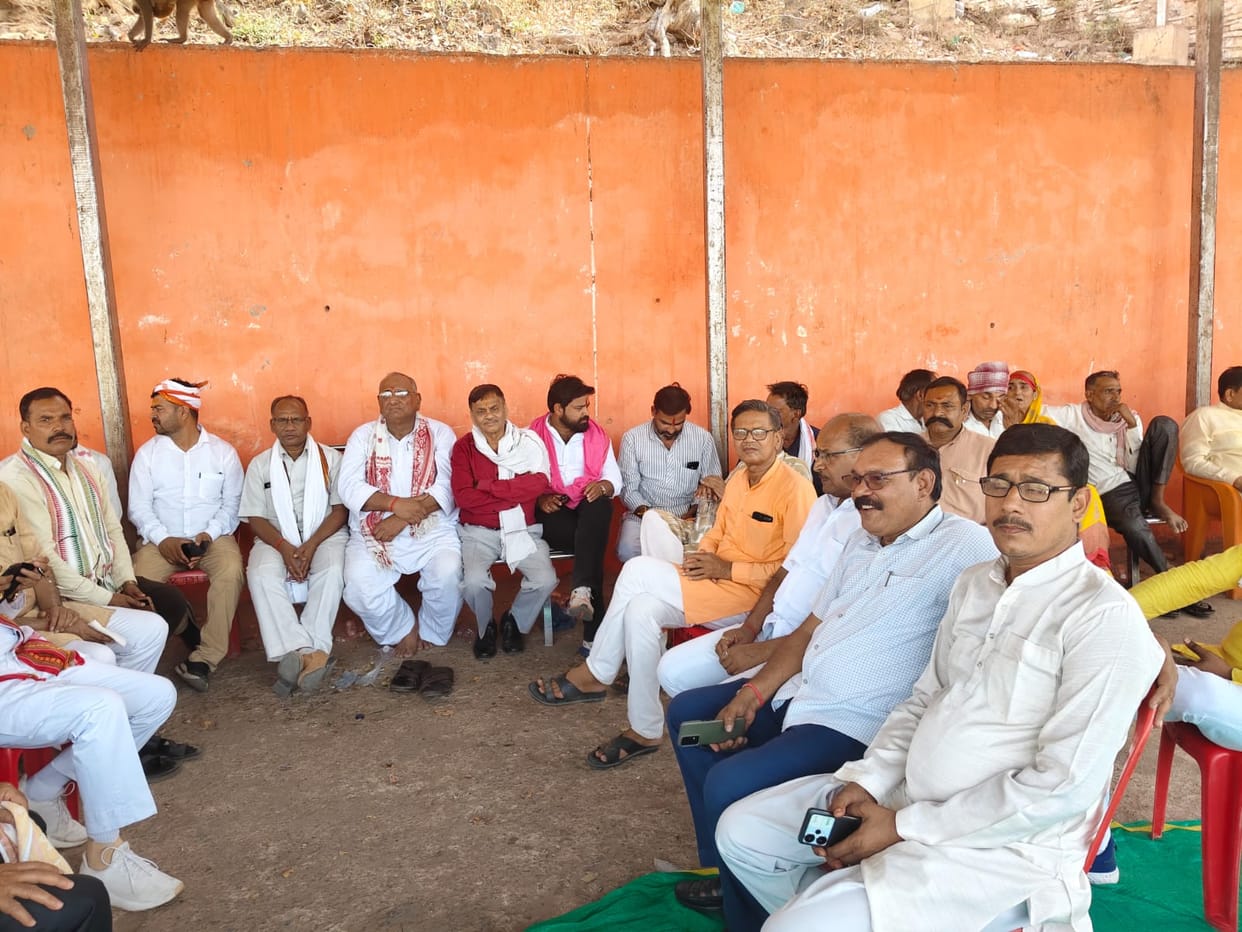 Mahant makes derogatory remarks against former MP's mother, stages sit-in protest at ashram