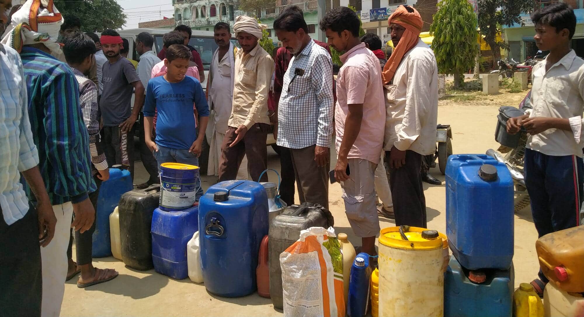 फोटो-22-बलरामपुर के गोंडा रोड पर डीजल लेने के लिए लगी लोगों की भीड़ ।-संवाद