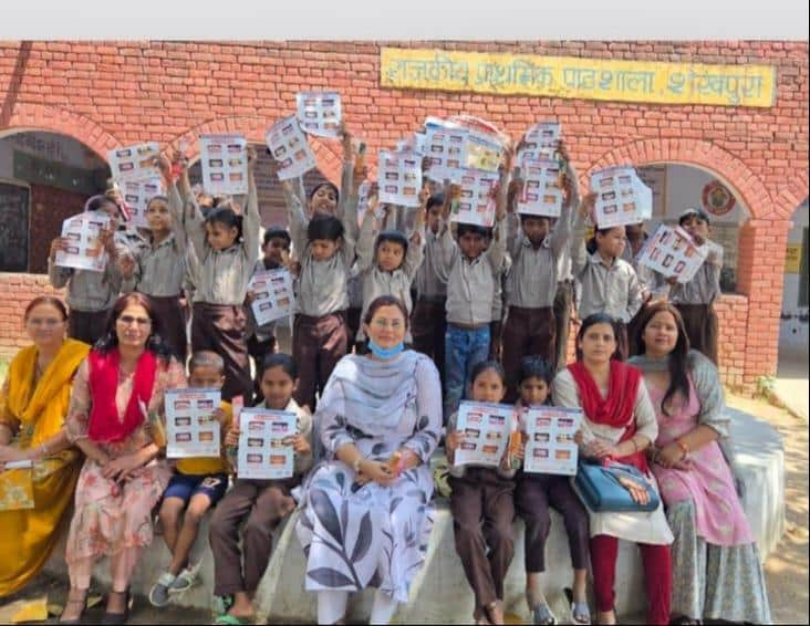 फोटो 29बच्चों के साथ दंत रोग विशेषज्ञ डॉ. रेणू यादव व अन्य।स्रोत: स्वास्थ्य विभाग