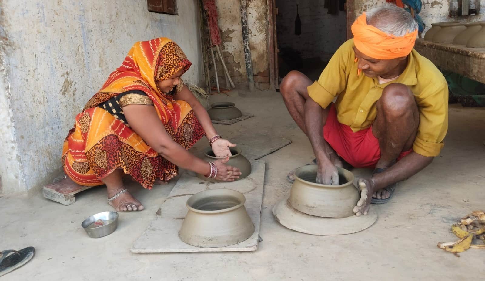 फोटो-5-बलरामपुर के कंछल अशरफपुर में मिट्टी के बर्तन बनाती कलावती ।-संवाद