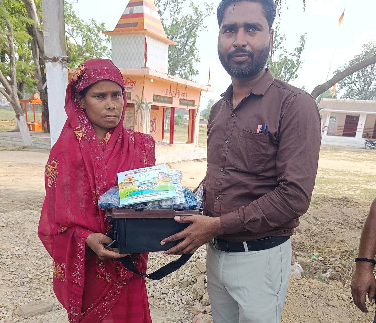 फोटो-8-बलरामपुर में जल सखी को प्रदान किया जा रहा किअ ।-स्रोत : विभाग