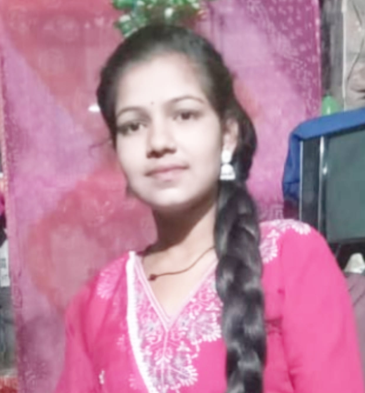A young woman was bitten by a snake at home and died.