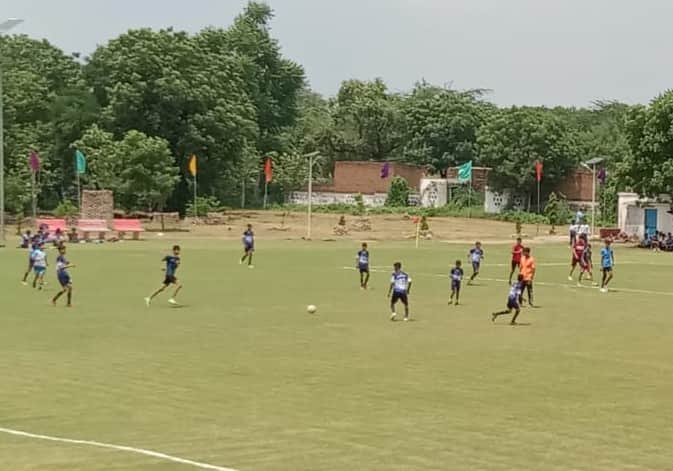 फोटो नंबर- 21गांव खेड़ी तलवाना में संचालित खेल नर्सरी में फुटबॉल का अभ्यास करते खिलाड़ी। स्रोत