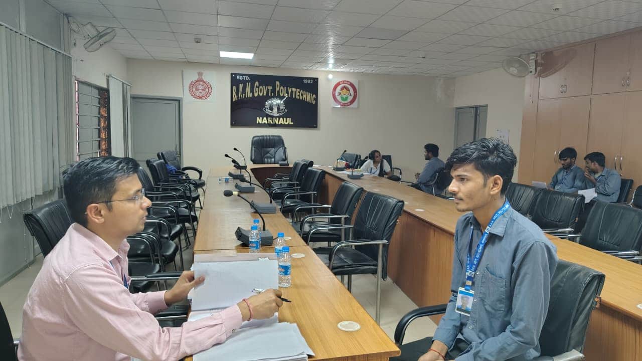 फोटो नंबर- 24बीकेएन कॉलेज में विद्यार्थियों के साक्षात्कार लेते कंपनी प्रतिनिधि। स्रोत : 