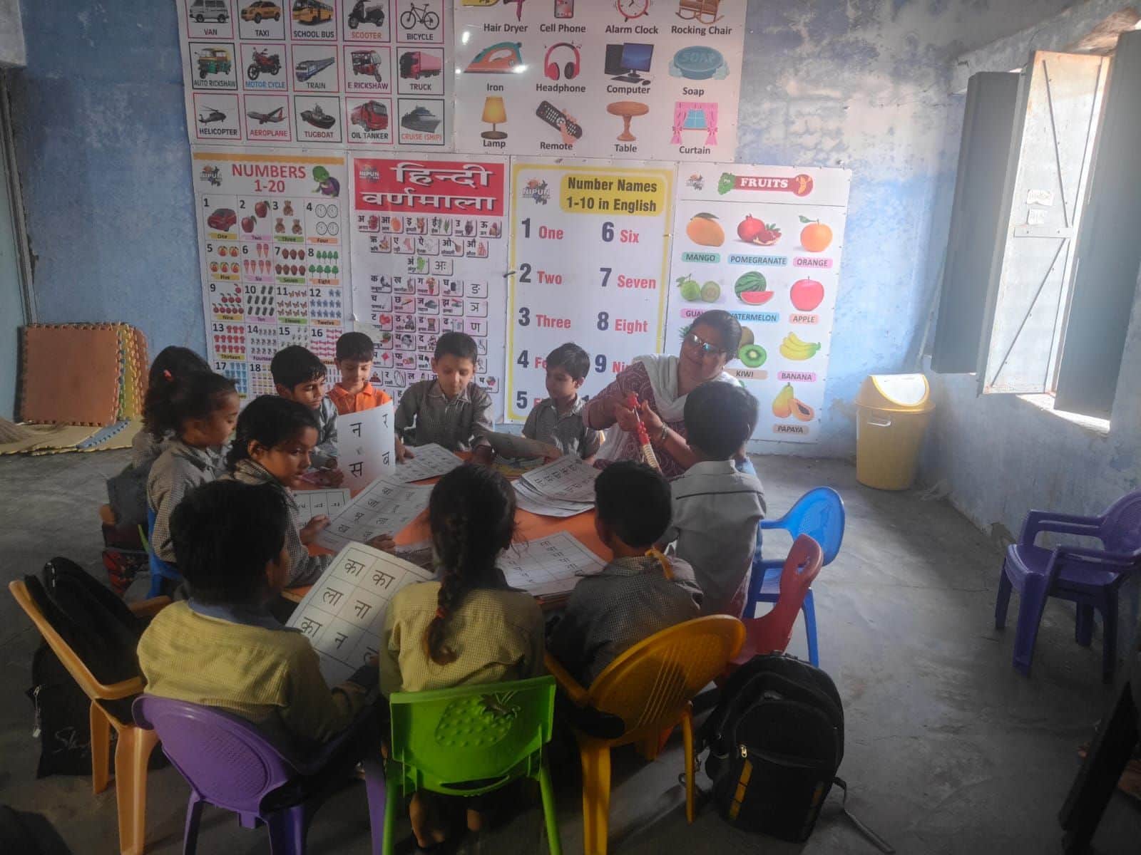 फोटो नंबर-25प्राथमिक पाठशाला में शिक्षा ग्रहण करते बच्चे। संवाद