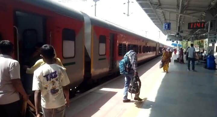 फोटो नंबर- 27नारनौल स्टेशन पर ट्रेन में चढ़ते यात्री। संवाद