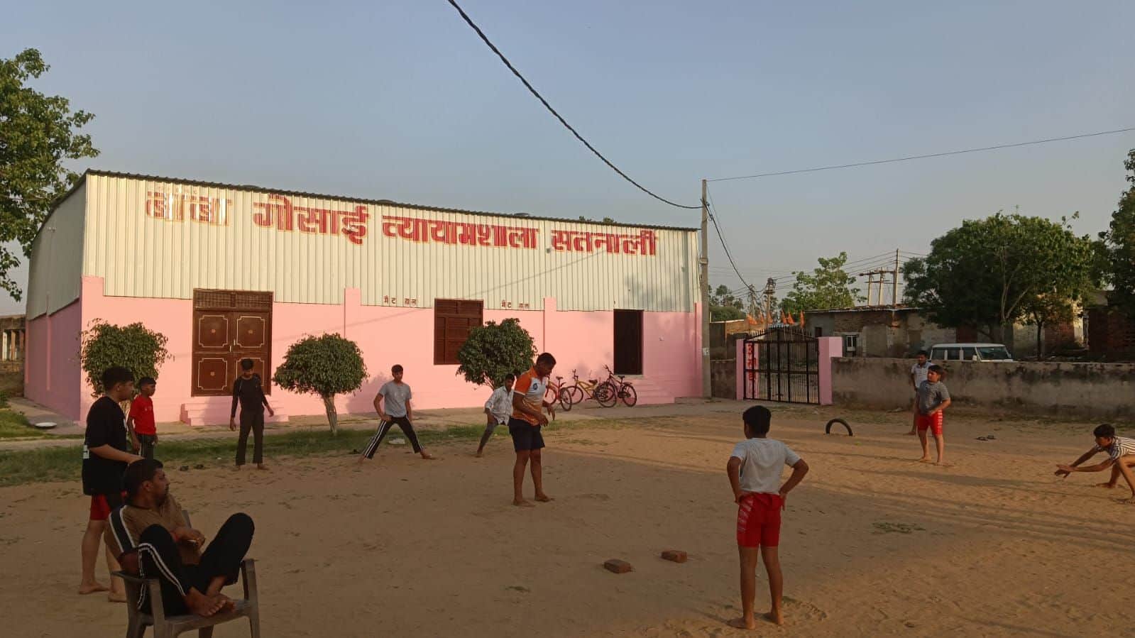 फोटो संख्या:-69 सतनाली अखड़े में कुश्ती का अभ्यास करते हुए पहलवान---संवाद