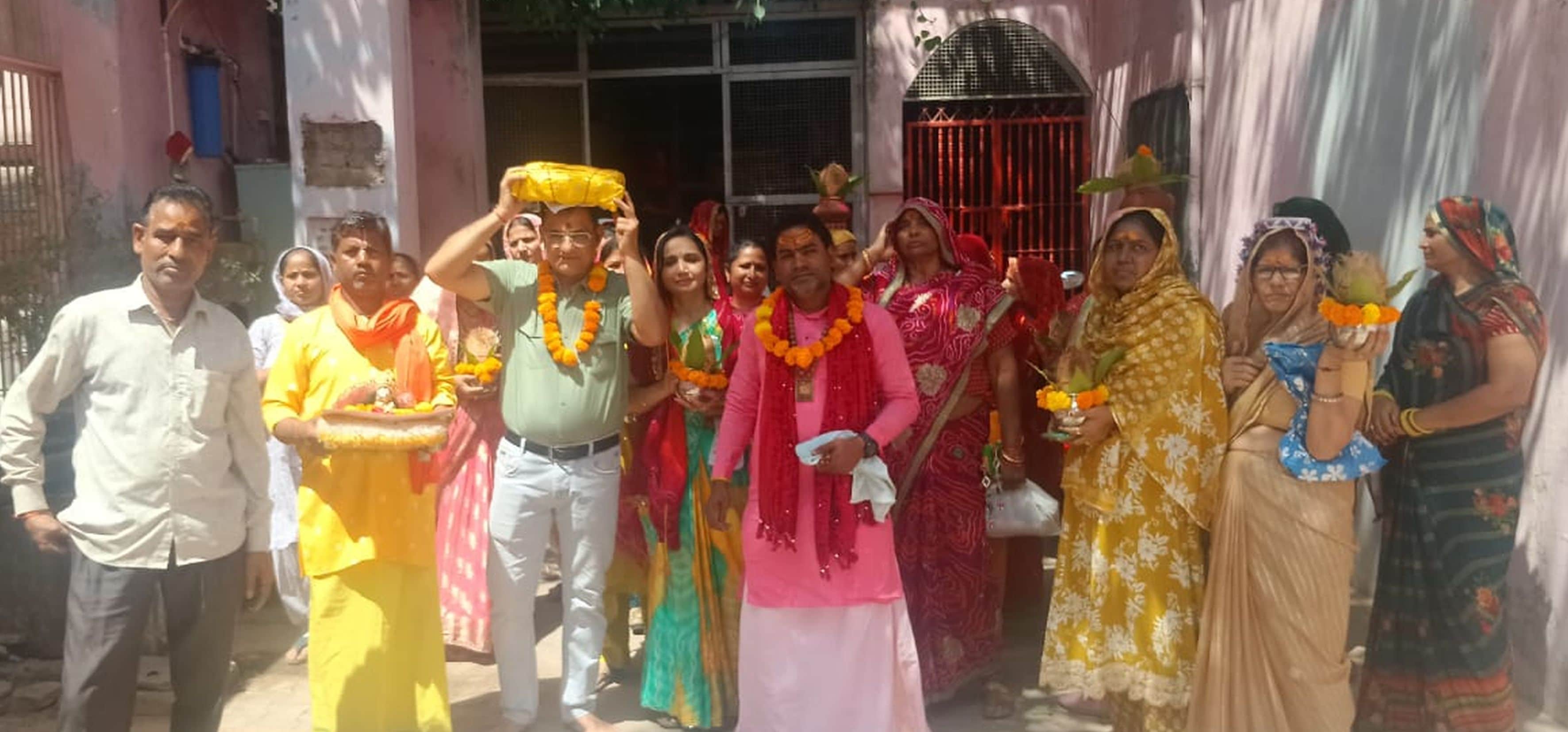 फोटो संख्या:56 शहर में भानाराम कॉलोनी में कलश यात्रा निकालते आयोजक। संवाद