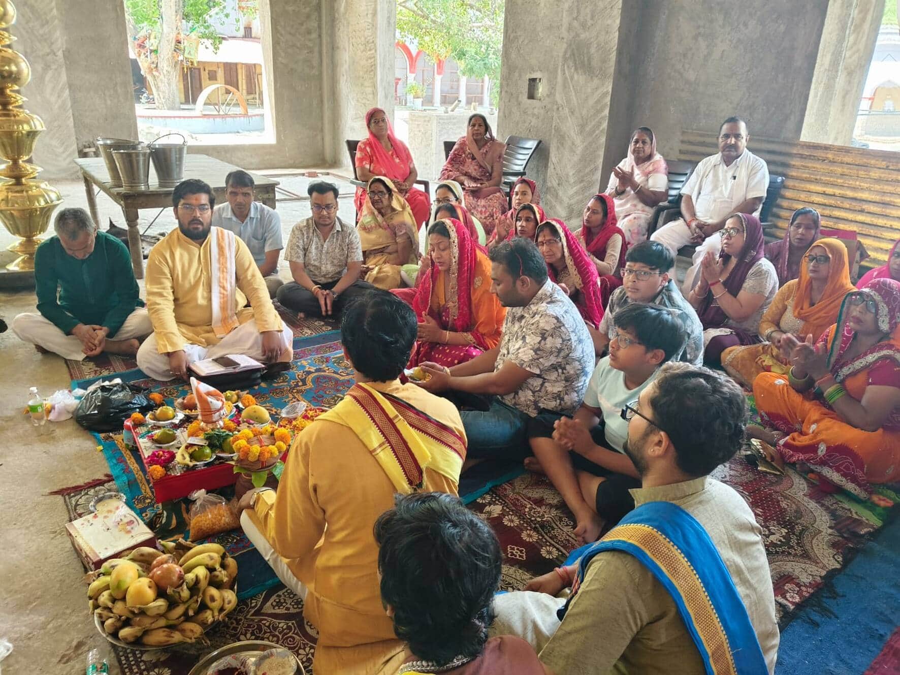 फोटो संख्या:58 शहर के मोदाश्रम मंदिर के पीछे कलश यात्रा के बाद पूजा करते पुजारी व आयोजक। संवाद